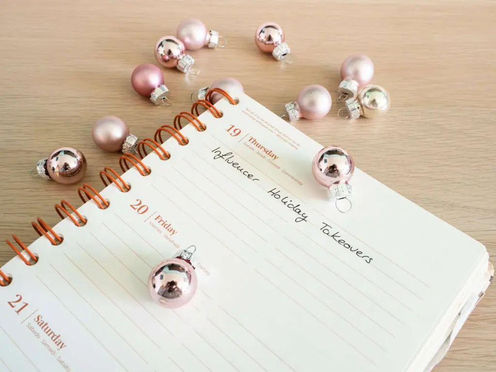 Un agenda ouvert entre des boules de Noël