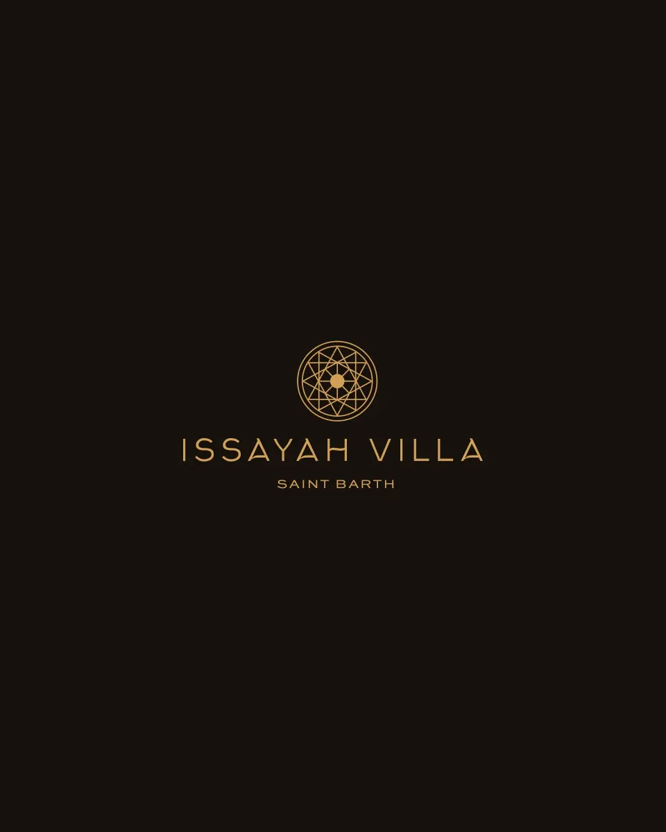 Logo Issayah Villa Saint Barth, rosace géométrique et lettres dorées sur fond encre