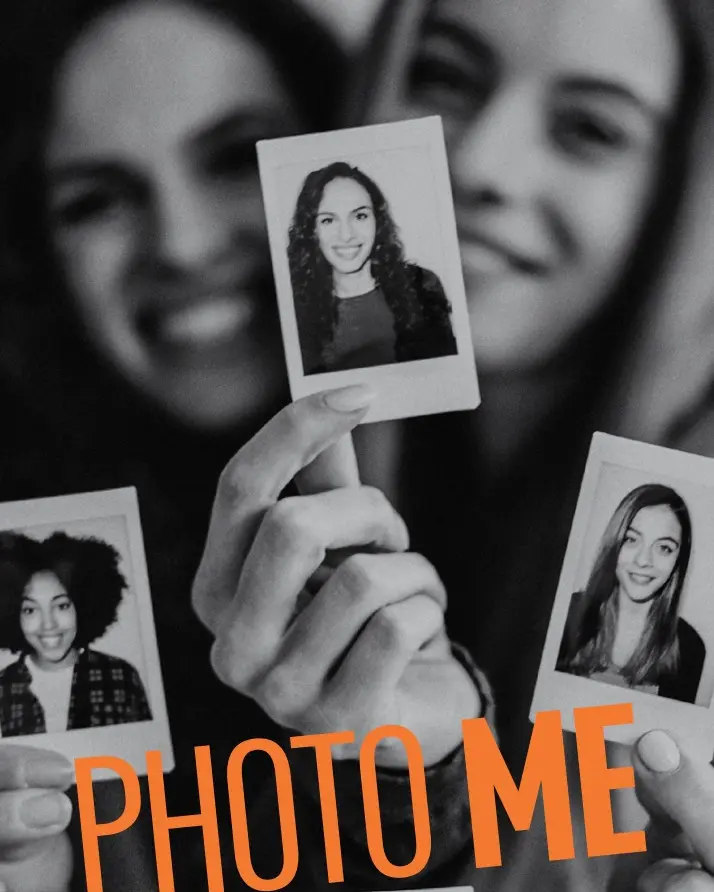 Visuel de campagne « Photo Me » en noir et blanc : deux jeunes femmes brandissent des photos d’identité
