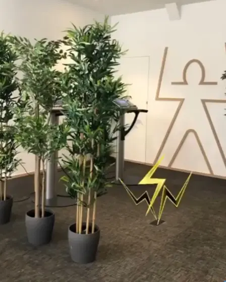 Le studio My Big Bang : machines d’électrostimulation entre des bambous, la silhouette du logo au mur et un éclair jaune