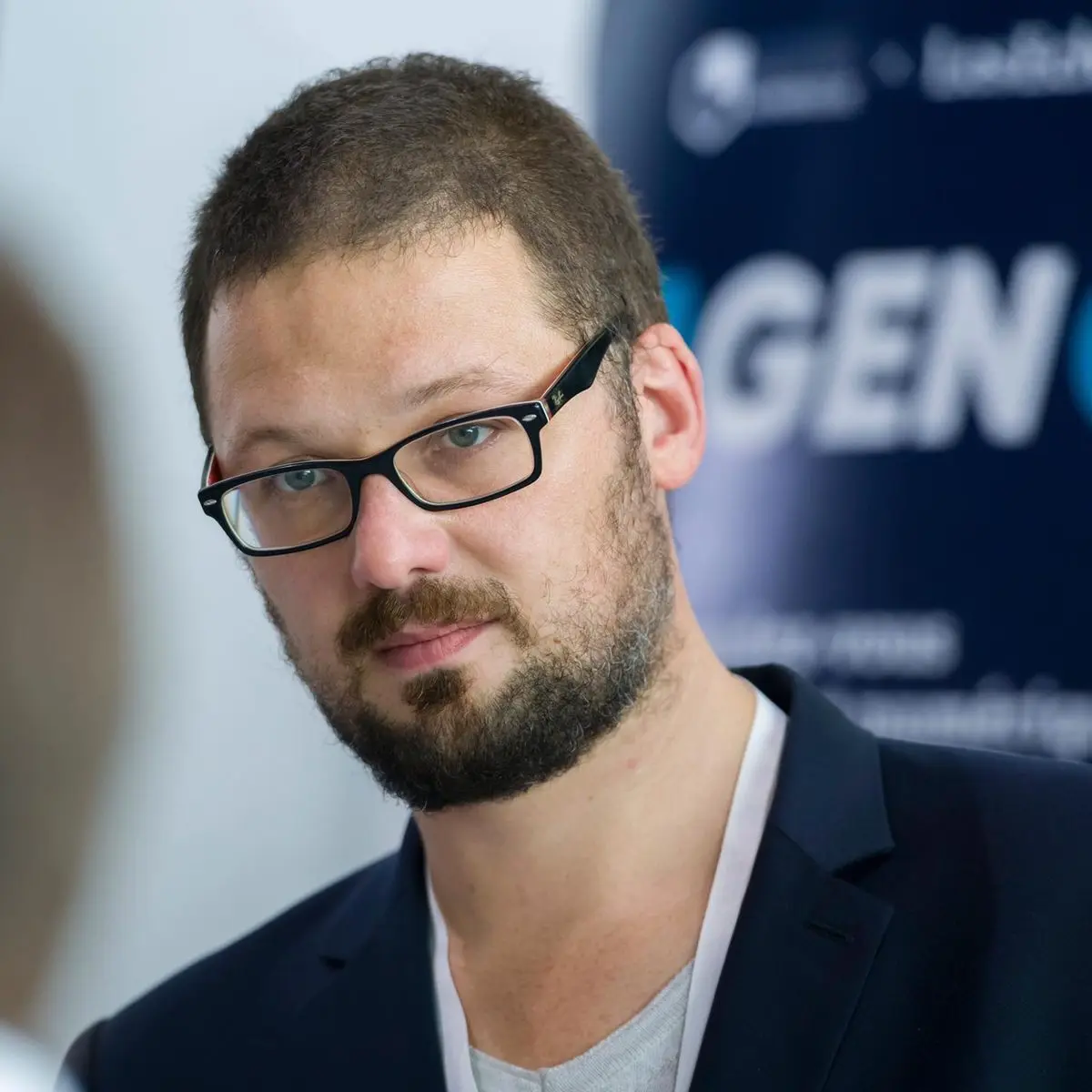 Portrait de Nicolas Leune, fondateur de l’agence, lunettes et veste sombre, lors d’un événement professionnel