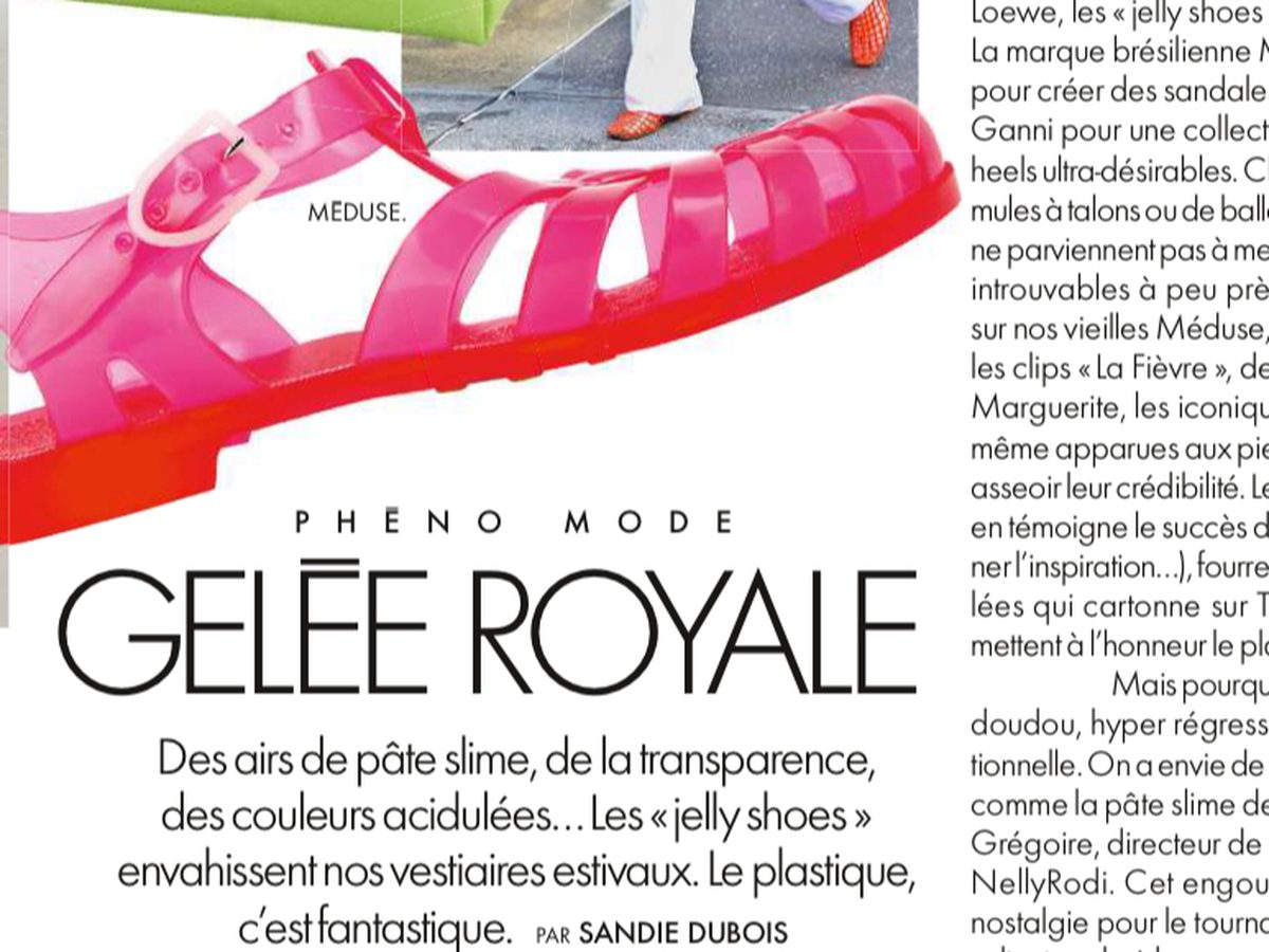 Page de ELLE « Gelée royale », une sandale Méduse rose en grand format au-dessus du titre