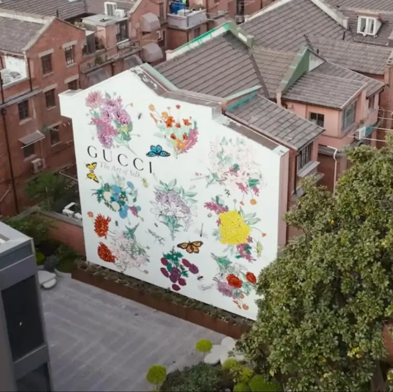 Gucci réinvente l’iconique foulard Flora à travers une fresque monumentale en plein cœur de Milan. Une ode au savoir-faire, à la couleur et à la…