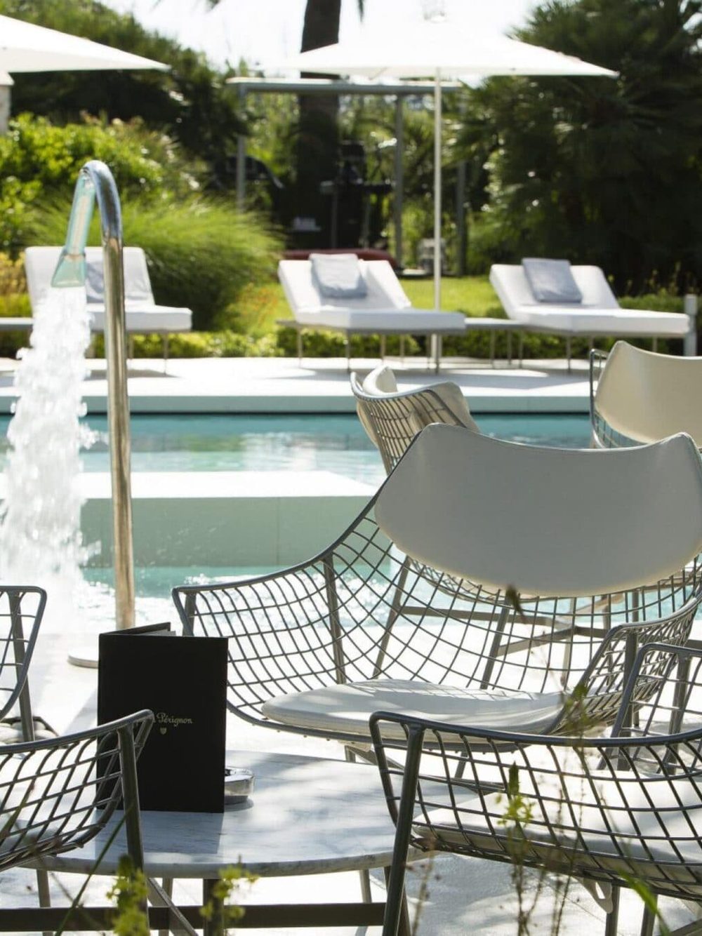 L’Outdoor Bar by Dom Pérignon au bord de la piscine du Sezz
