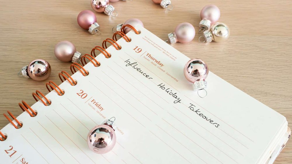 Un agenda ouvert entre des boules de Noël